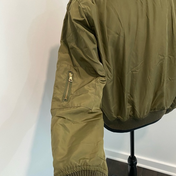 Bomber jacket in olive green size: M in excellent condition. Orange interior - Picture 10 of 10